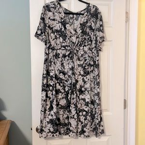 Daisy Fuentes floral dress 👗